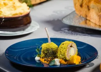 Lombo de Porco Recheado com Farofa de Banana da Terra e Queijo Minas: o Almoço de Julho
