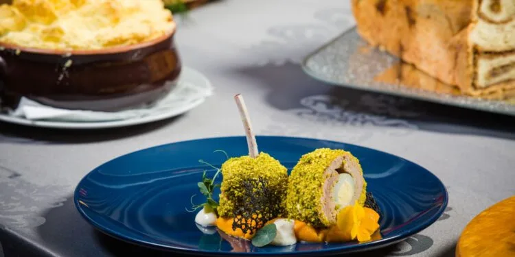 Lombo de Porco Recheado com Farofa de Banana da Terra e Queijo Minas: o Almoço de Julho