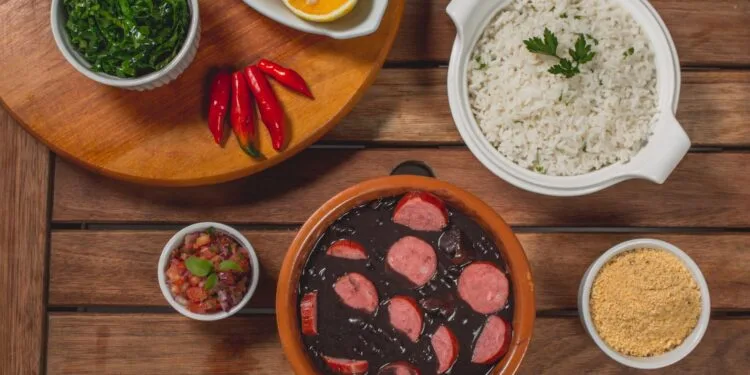 Caldo de Taioba com Fubá e Linguiça: o Jantar Mineiro para as Noites Frias de Julho
