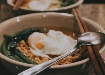 Caldo de Ovos Caipira com Cheiro-Verde: o Jantar Rústico das Noites Frias de Julho