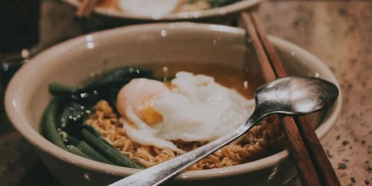 Caldo de Ovos Caipira com Cheiro-Verde: o Jantar Rústico das Noites Frias de Julho