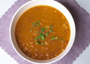 Caldo de Feijão Tropeiro com Couve: Jantar Mineiro para as Noites Frias de Julho