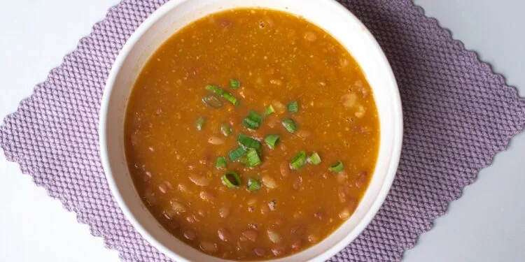 Caldo de Feijão Tropeiro com Couve: Jantar Mineiro para as Noites Frias de Julho