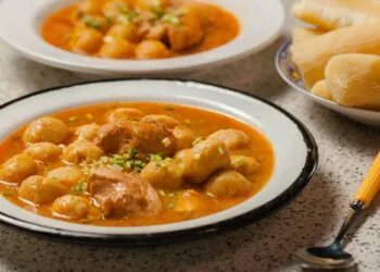 Caldo de Tucunaré com Mandioca: o Jantar Amazônico que Aquece as Noites de Julho