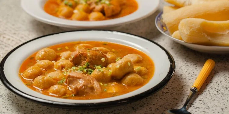 Caldo de Tucunaré com Mandioca: o Jantar Amazônico que Aquece as Noites de Julho