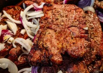 Maminha Recheada com Farofa de Calabresa Mineira e Cerveja Preta: o Assado de Panela que Aquece o Almoço de Julho na Mantiqueira