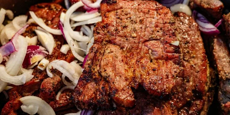 Maminha Recheada com Farofa de Calabresa Mineira e Cerveja Preta: o Assado de Panela que Aquece o Almoço de Julho na Mantiqueira