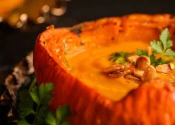 Sopa Cremosa de Abóbora Cabotiá com Carne Seca e Gengibre: o Jantar Brasileiro que Aquece Julho