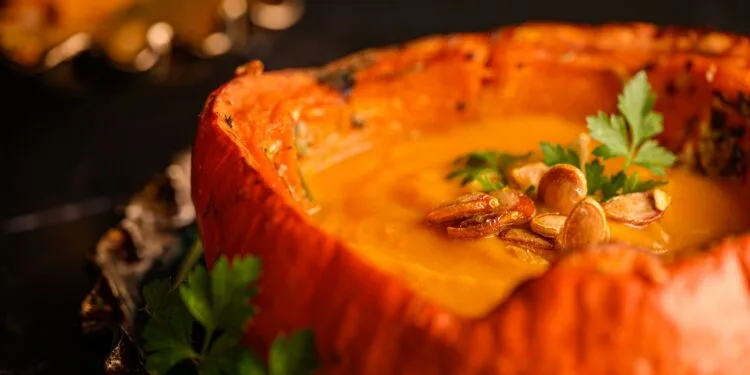 Sopa Cremosa de Abóbora Cabotiá com Carne Seca e Gengibre: o Jantar Brasileiro que Aquece Julho