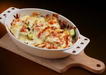 Escondidinho de Carne Seca com Purê de Mandioca: o Almoço Nordestino de Julho