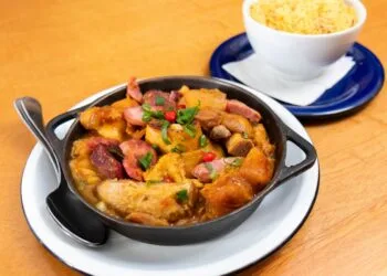 Cassoulet Catarinense com Feijão Branco: Jantar de Inverno em Uma Panela