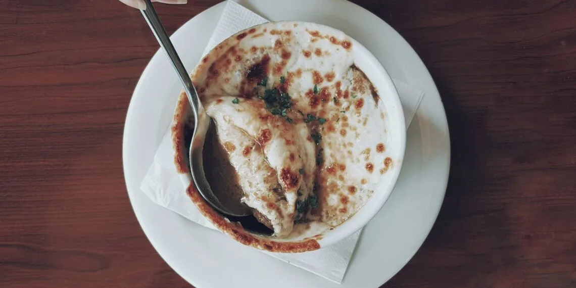 Sopa de Cebola Gratinada com Queijo Minas: o Jantar Mineiro de Agosto que Aquece a Mantiqueira