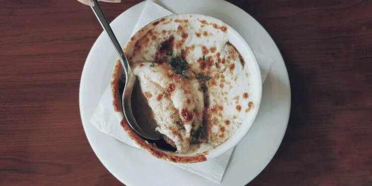 Sopa de Cebola Gratinada com Queijo Minas: o Jantar Mineiro de Agosto que Aquece a Mantiqueira