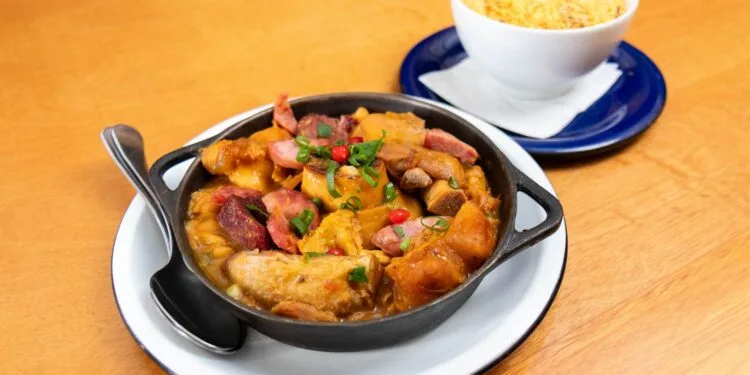 Arroz com Pequi no Tacho com Costelinha e Linguiça: o Almoço de Agosto do Norte de Minas
