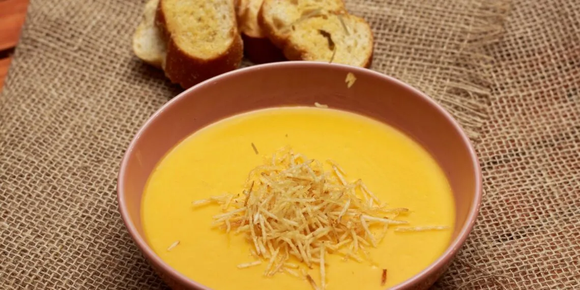 Sopa Creme de Macaxeira com Costelinha Suína e Cheiro-Verde: jantar cremoso do Cariri em agosto