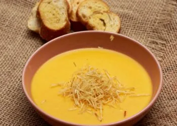 Sopa Creme de Macaxeira com Costelinha Suína e Cheiro-Verde: jantar cremoso do Cariri em agosto