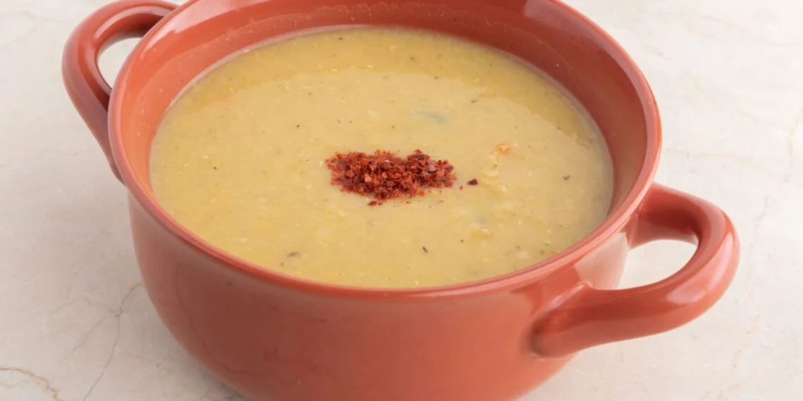 Sopa Cremosa de Lentilha com Bacon e Cenoura para o Jantar de Inverno