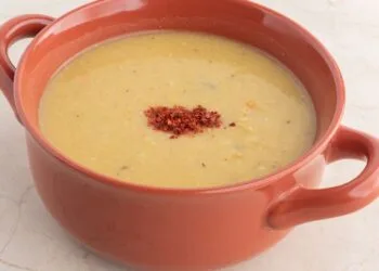 Sopa Cremosa de Lentilha com Bacon e Cenoura para o Jantar de Inverno