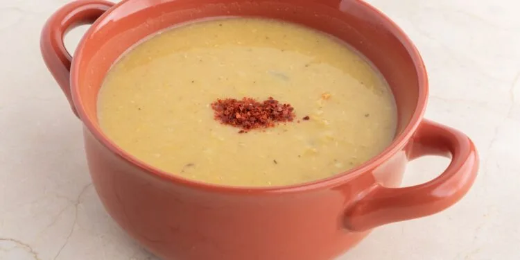 Sopa Cremosa de Lentilha com Bacon e Cenoura para o Jantar de Inverno