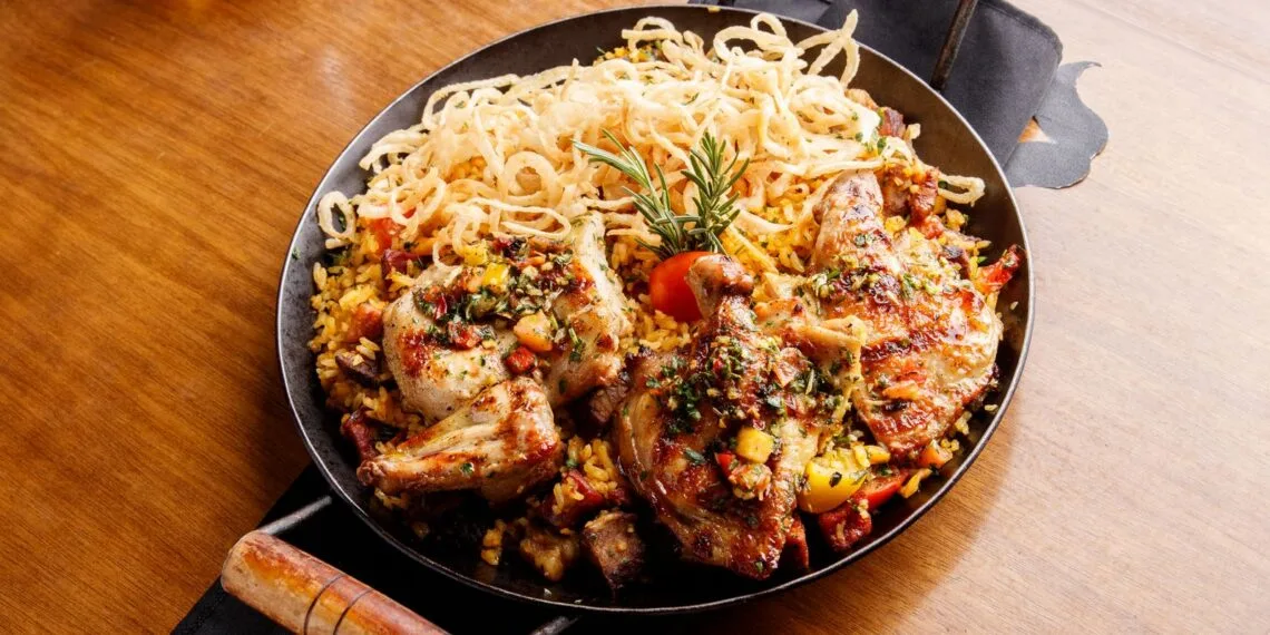 Arroz com Guariroba e Frango Caipira: o Almoço do Cerrado Tocantinense em Agosto