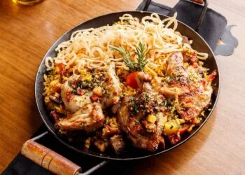 Arroz com Guariroba e Frango Caipira: o Almoço do Cerrado Tocantinense em Agosto