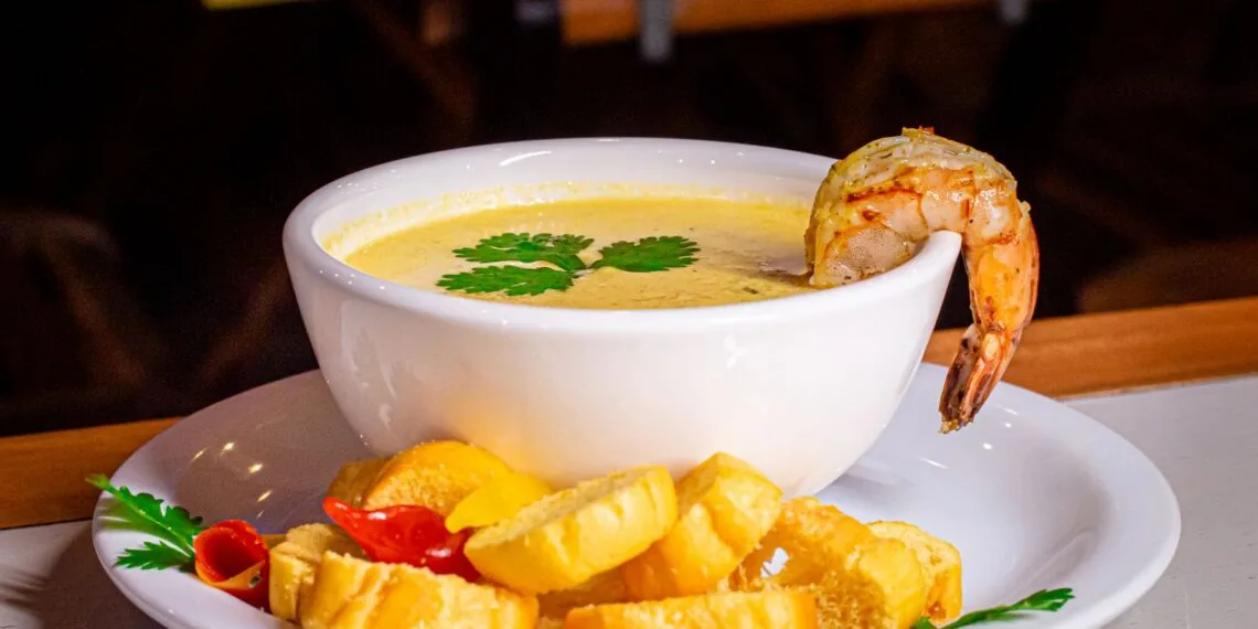 Caldo de Camarão com Maxixe e Quiabo: o Jantar Alagoano de Agosto no Litoral