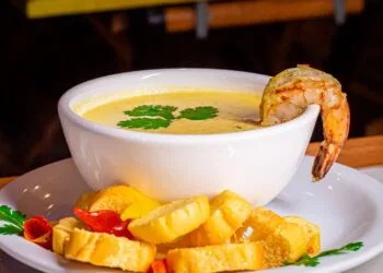 Caldo de Camarão com Maxixe e Quiabo: o Jantar Alagoano de Agosto no Litoral