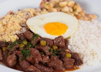 Virado à Paulista com Bisteca Suína e Tutu de Feijão: o Almoço de Domingo em Agosto