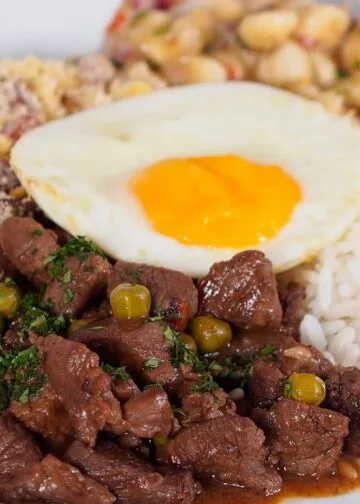 Virado à Paulista com Bisteca Suína e Tutu de Feijão: o Almoço de Domingo em Agosto