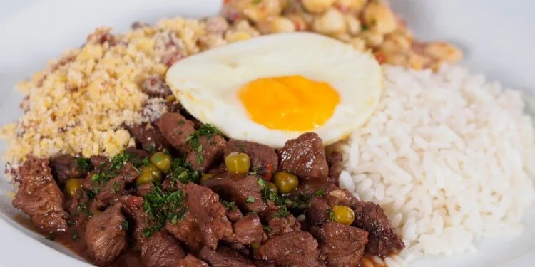 Virado à Paulista com Bisteca Suína e Tutu de Feijão: o Almoço de Domingo em Agosto