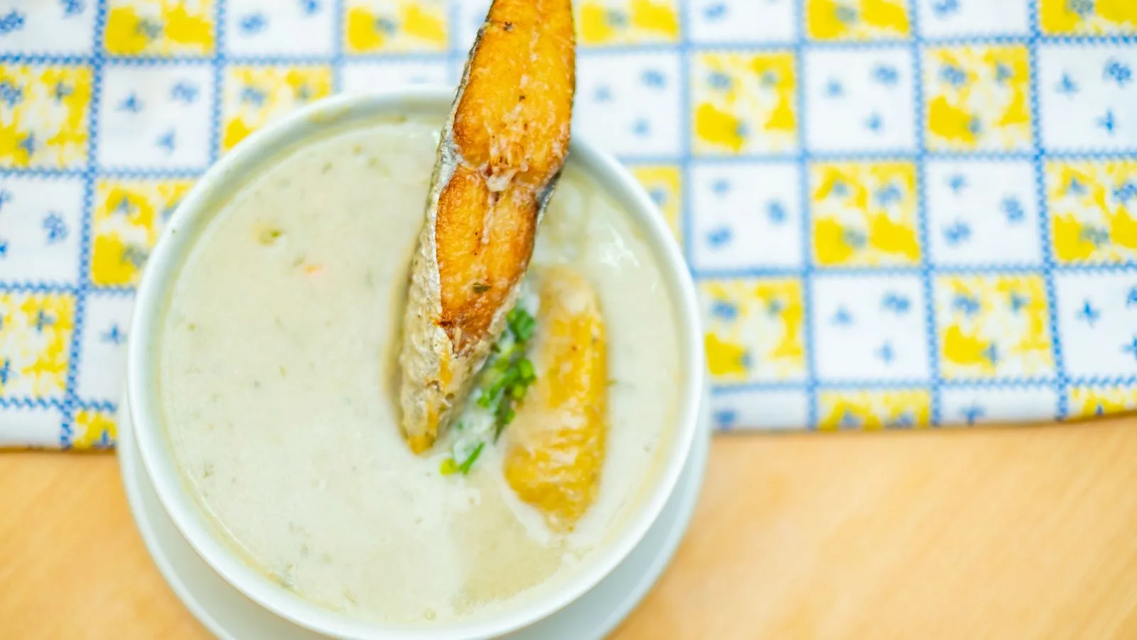 Delicious creamy soup with fish and plantain, perfect for a warm meal.