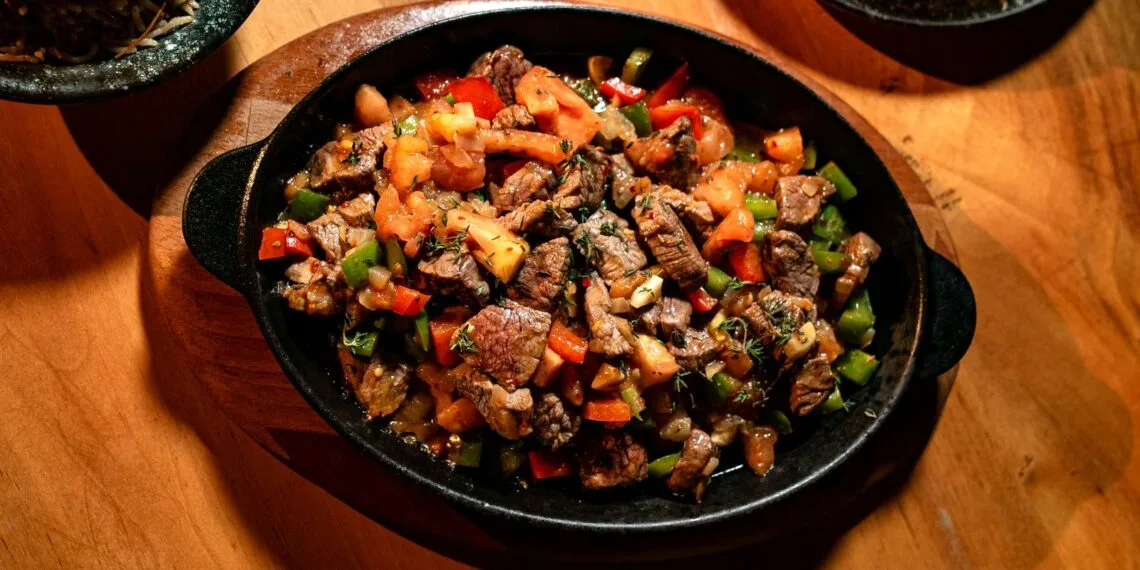Carne de Sol Acebolada com Manteiga da Terra e Pirão de Leite: o Almoço do Agreste