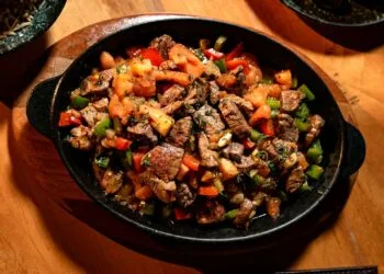 Carne de Sol Acebolada com Manteiga da Terra e Pirão de Leite: o Almoço do Agreste