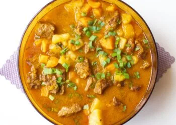 Caldo de Mocotó a Mineira com Couve e Cheiro-Verde: o Jantar de Agosto que Aquece a Mantiqueira