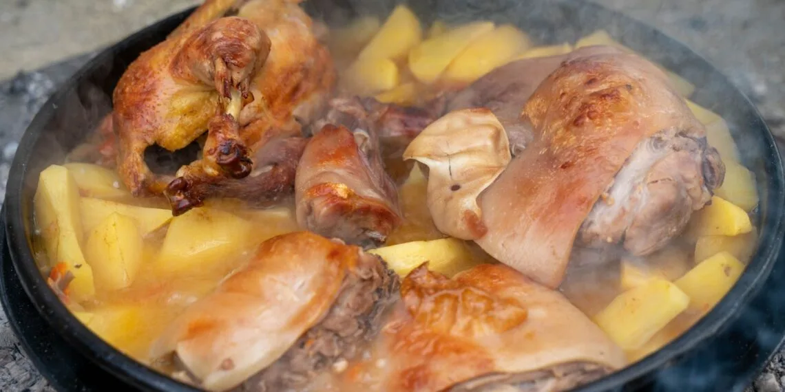 Galinha guisada com pequi e quiabo, o almoço de panela do Triângulo Mineiro em agosto