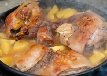 Galinha guisada com pequi e quiabo, o almoço de panela do Triângulo Mineiro em agosto