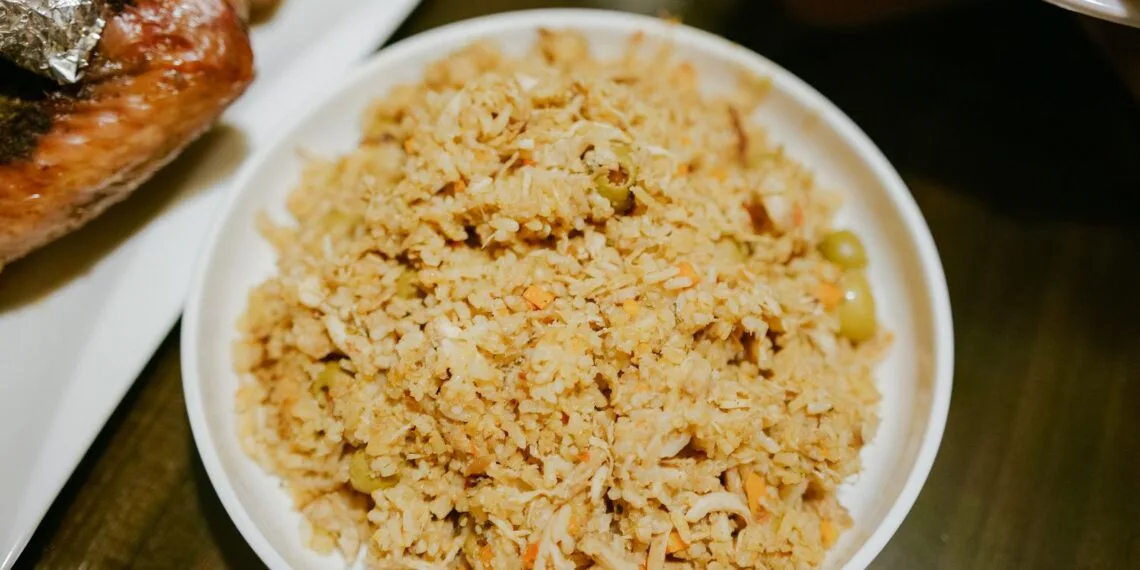 Arroz Maria Isabel com Frango Caipira, Ovos e Passas: o Almoço de Domingo de São Luís