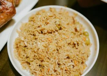 Arroz Maria Isabel com Frango Caipira, Ovos e Passas: o Almoço de Domingo de São Luís