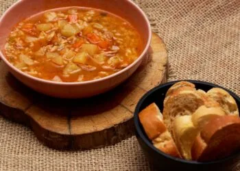 Caldo de Mocotó Marajoara com Tucupi, Jambu e Camarão Seco: Jantar Amazônico de Agosto