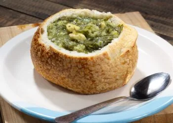 Tacacá Paraense com Tucupi, Jambu e Camarão Seco: o Caldo Amazônico de Agosto