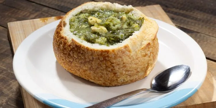 Tacacá Paraense com Tucupi, Jambu e Camarão Seco: o Caldo Amazônico de Agosto