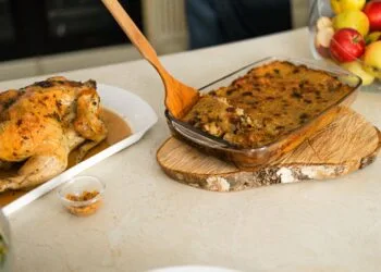 Arroz de Forno com Frango Desfiado e Catupiry Cremoso: o Almoço de Agosto que Reúne a Família
