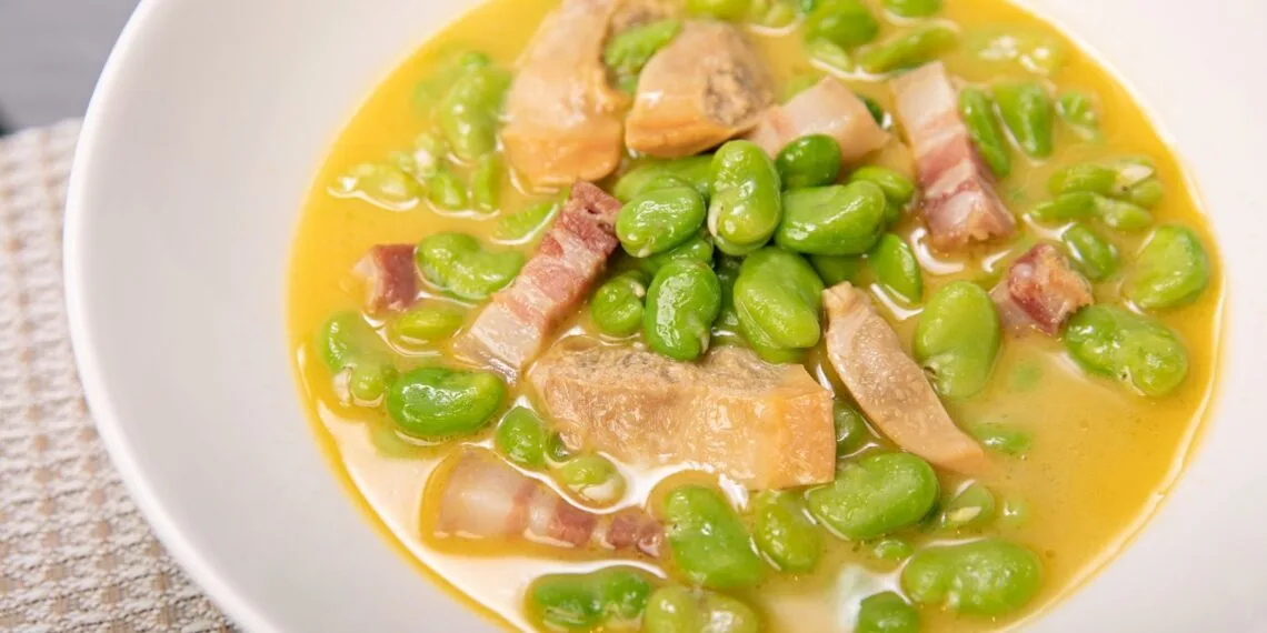 Caldo de Feijão Branco à Mineira com Paio e Couve: o Jantar de Panela que Aquece Agosto