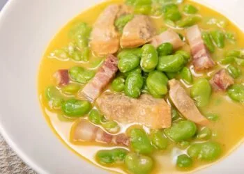 Caldo de Feijão Branco à Mineira com Paio e Couve: o Jantar de Panela que Aquece Agosto