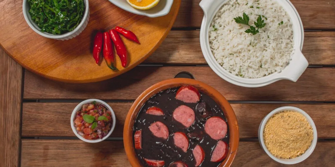 Feijoada Brasileira Completa: o Jantar de Panela que Sustenta o Sábado de Agosto