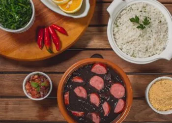 Feijoada Brasileira Completa: o Jantar de Panela que Sustenta o Sábado de Agosto