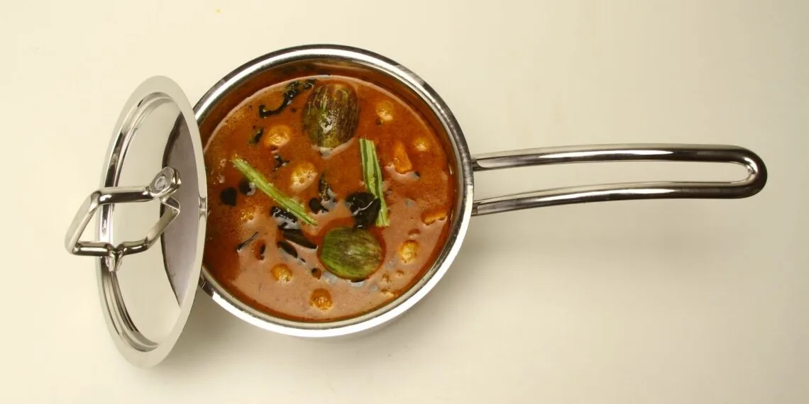Frango Guisado com Quiabo: Almoço Mineiro de Panela para o Frio de Agosto