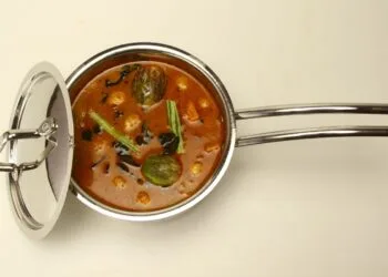 Frango Guisado com Quiabo: Almoço Mineiro de Panela para o Frio de Agosto
