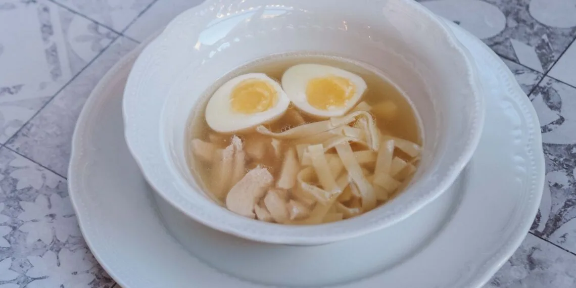 Capelete Caseiro com Caldo de Galinha Caipira à Mineira: o Jantar de Transição no Sul de Minas