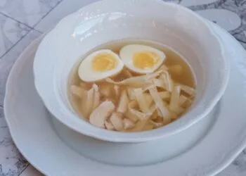 Capelete Caseiro com Caldo de Galinha Caipira à Mineira: o Jantar de Transição no Sul de Minas